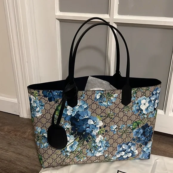 GUCCI
BLUE GG BLOOMS SUPREME CANVAS REVERSIBLE TOTE - Picture 4 of 16